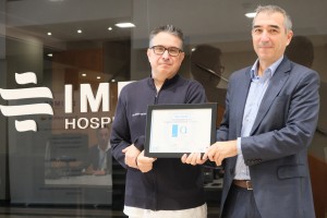 Luis Cuenca, gerente de IMED Levante y Bruno Meola, director médico del hospital, con la distinción Quality Health (QH)